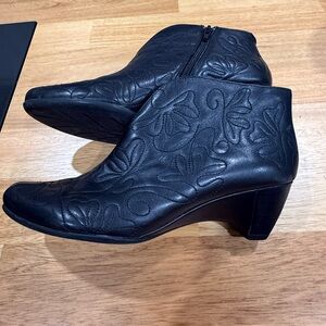 Pikolinos | Lille Black Stitched Leather Low Heel Boots
